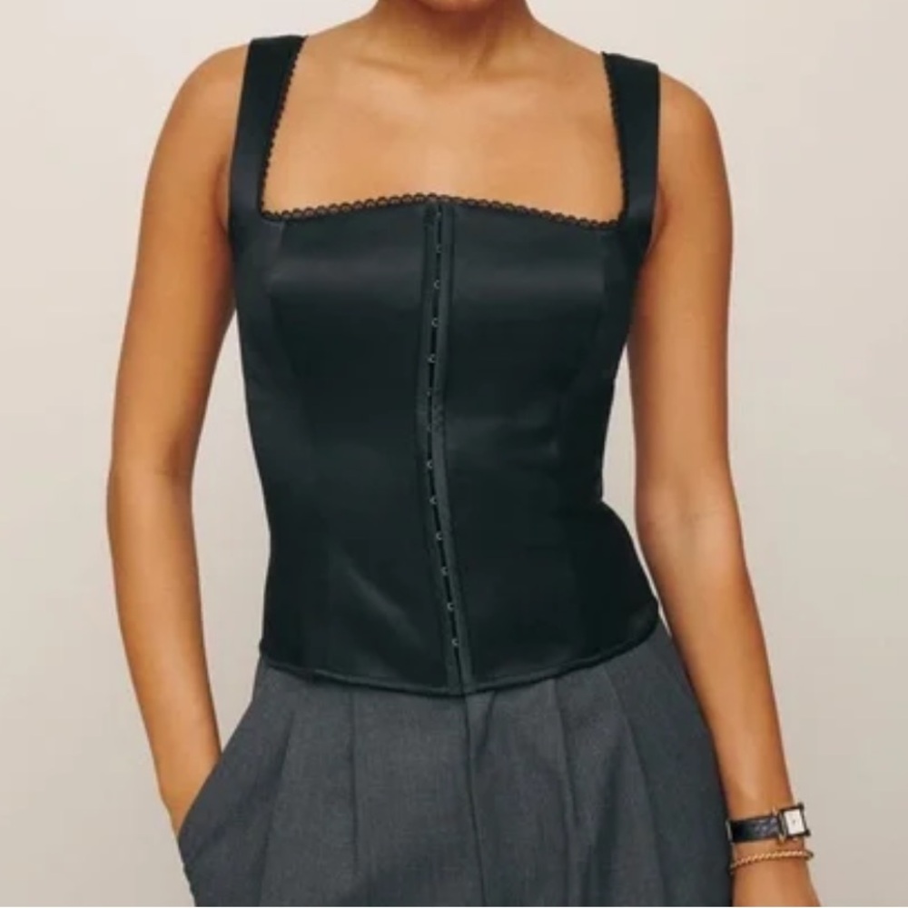 Chic Black Sleeveless Top